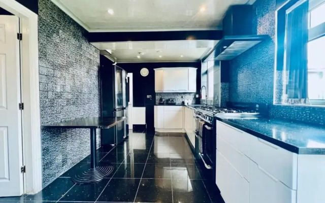 Manchester Sweet Home - Spacious 7BR House