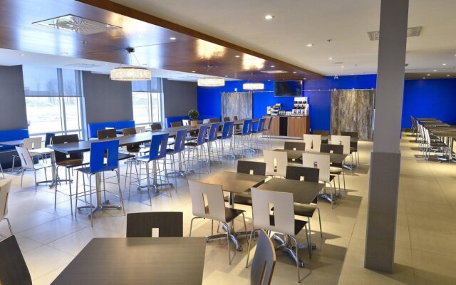 Holiday Inn Express & Suites Vaudreuil by IHG