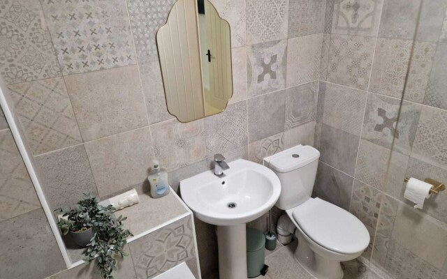 Stunning 3-bed Home Near City Centre, Chic Comfort