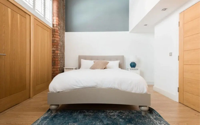 The Warehouse Loft - Trendy Converted Warehouse 3bdr