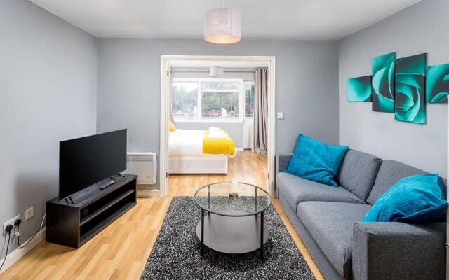 Crawley Pet Friendly 1-Bedroom Apartment
