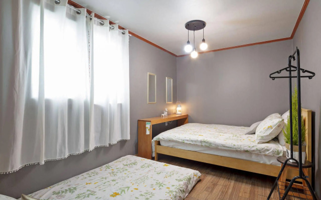 Cozzzy Guest House - Hostel
