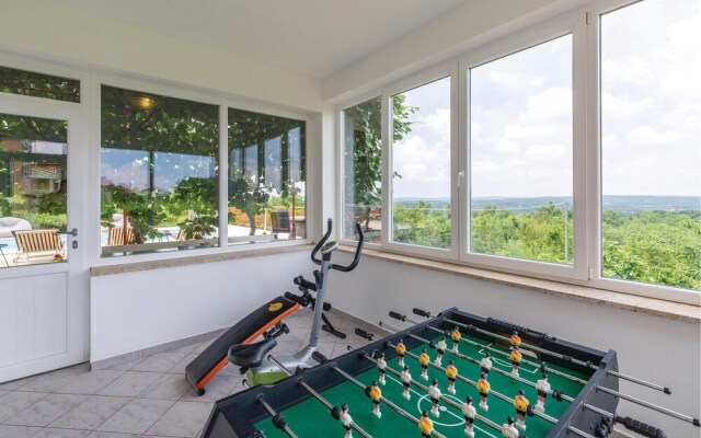 Amazing Home in Labin with WiFi, 7 Bedrooms & Hot Tub