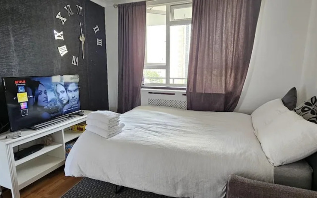 2 Bed Flat - Sleeps 4 - Parking - Balcony - Wifi