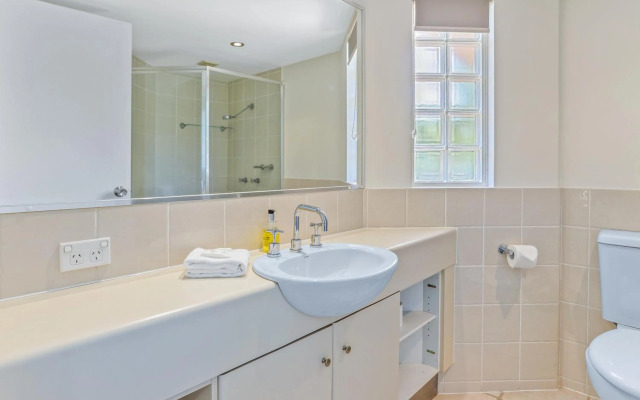 Seaside apartment minutes from Sunshine Beach