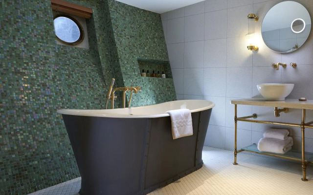 Fingal - A Luxury Floating Hotel