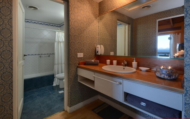 Great 3 Bedroom Home on the Lake Shore H50