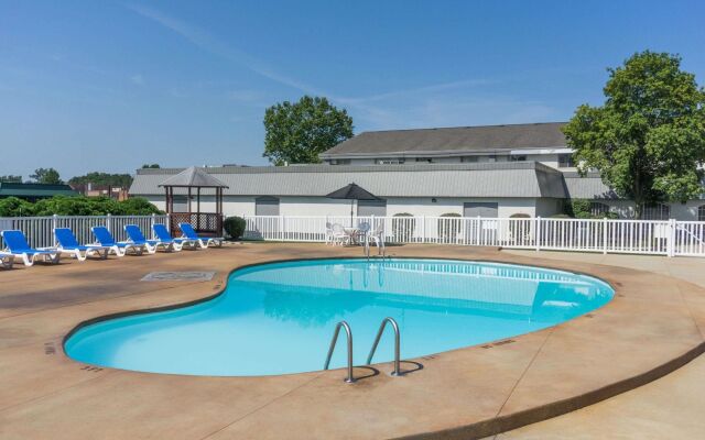 Days Inn And Suites Columbus East Airport