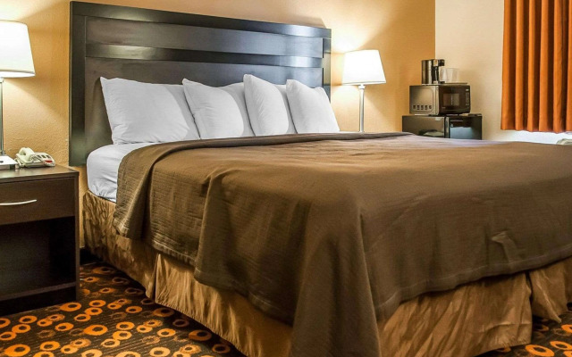 Econo Lodge Inn & Suites