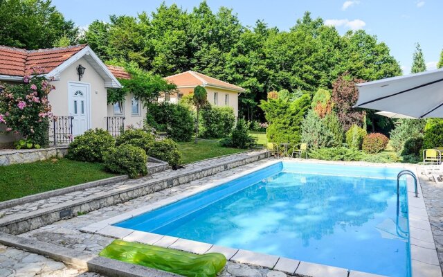 Luxury Green Oasis Villa With Pool!