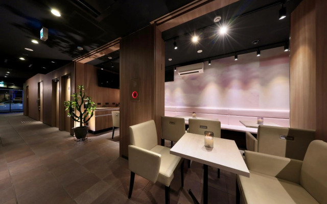 Nipponbashi Crystal Hotel