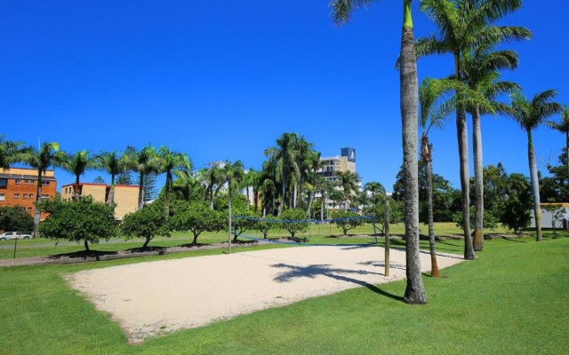 Resort Style - The Oasis Resort Villa 7, 2 Landsborough Pde – Outside – Golden Beach