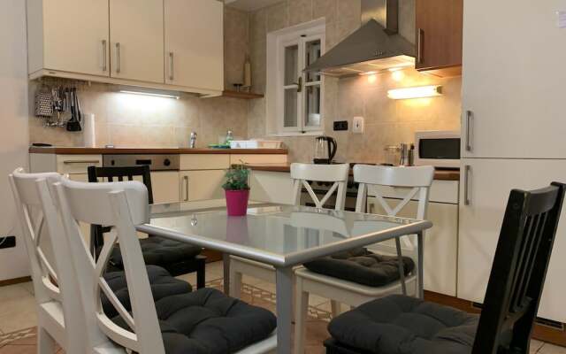 Fantastic 5 Bedroom Duplex in the Old Town