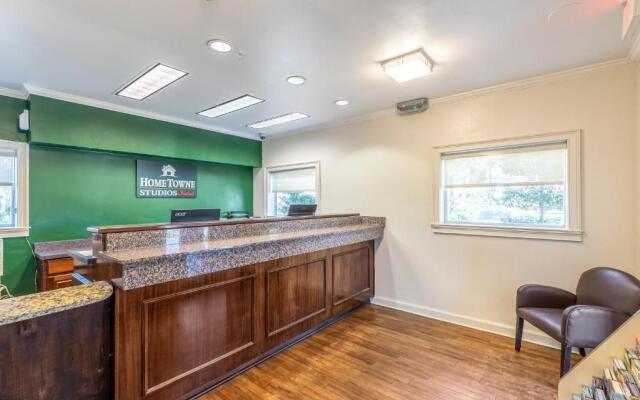 HomeTowne Studios by Red Roof Orlando - Casselberry