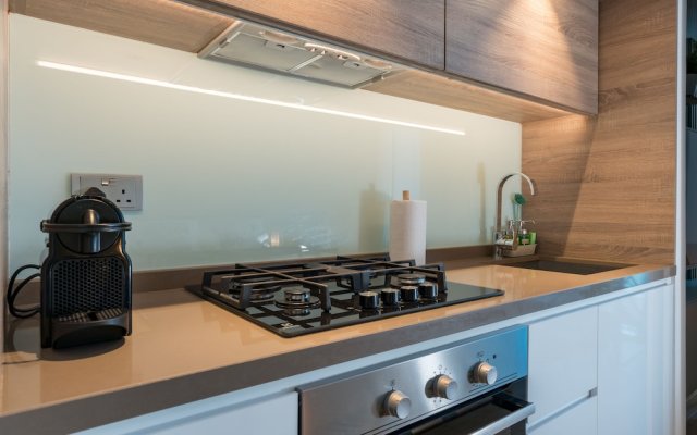 Stunning Apt Marina view with Balcony