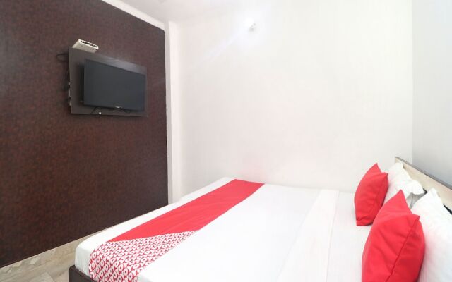 OYO 17306 Hotel Apple Wood