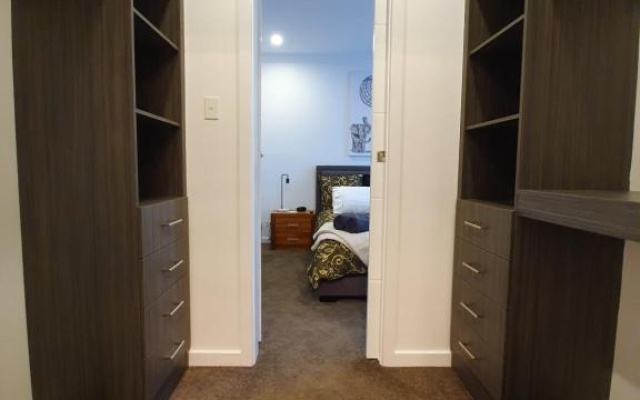Luxury home in Christies Beach with King Bed, NBN, Netflix, 3Bed 2Bath – Guest Rooms – Adelaide