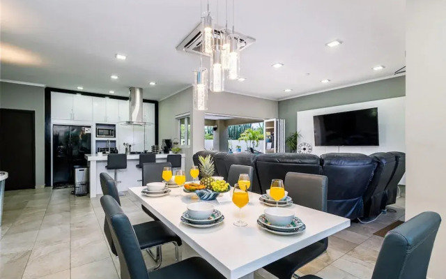 Luxury New 5 Location Pool Outdoor Kitchen