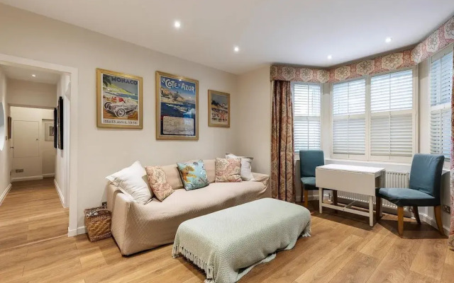 Elegant Two Bedroom Flat in Redcliffe Gardens