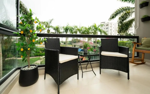 Dream Stay - Pool & Gym - 10min Airport & Homs