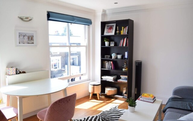 Spacious Studio Apartment In East London