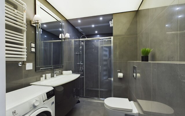 Apartment With Parking by Renters