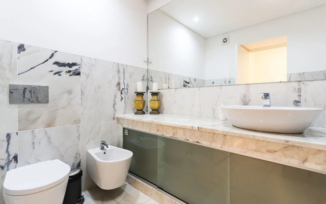 JOIVY Modern classic 1-bed Apt w/ balcony, nearby Avenida da Liberdade