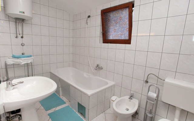 Amazing Home in Okrug Donji With 5 Bedrooms