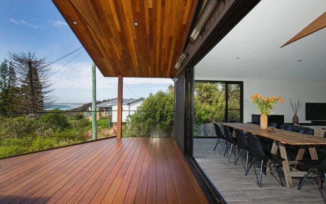 Seaview - Pet Friendly with Stunning Views - 1 Min to Beach