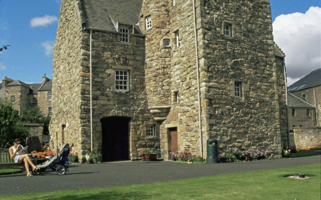 Meadhon House