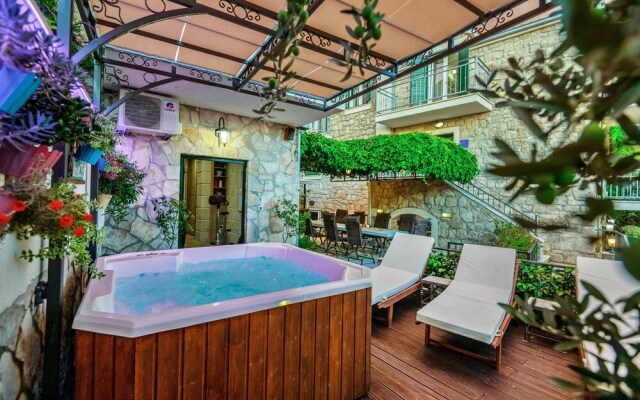 Amazing Home in Makarska with Hot Tub, Sauna & WiFi
