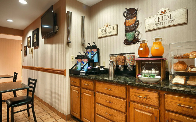 Baymont by Wyndham Chester IL Hotel