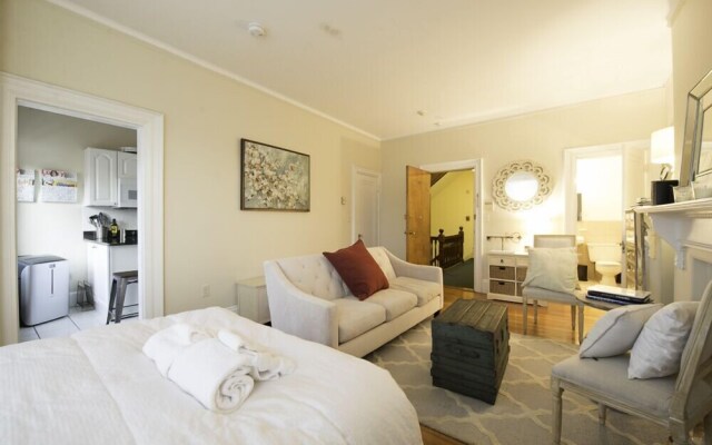 Pleasant Back Bay Suites by Sonder