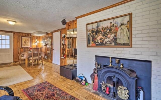 Bethesda Apartment + Yard ~ 9 Mi to D.C