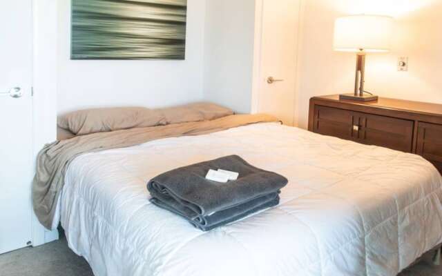 Modern 2 bedroom Condo with CN Tower Views
