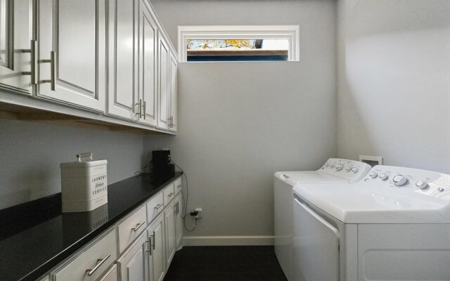 Hollys Parkside Haven- Guest House Included