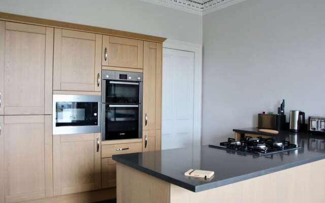 Large 3 Bedroom Apartment in Canonmills