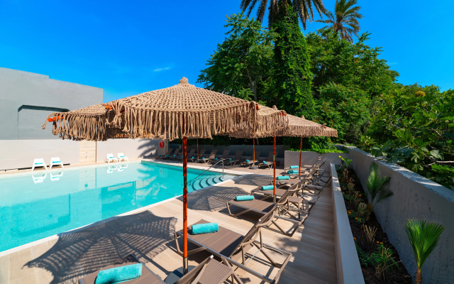 Amphitryon City Hotel