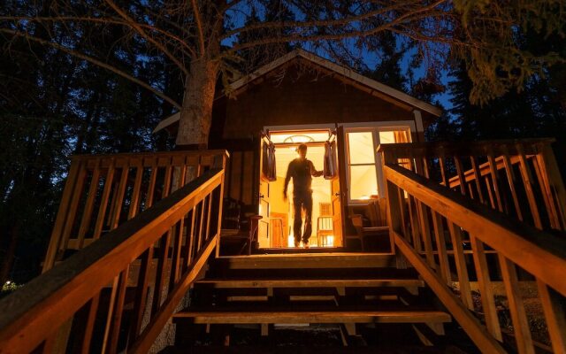 Johnston Canyon Lodge and Bungalows