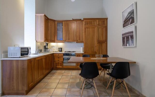 A Beautiful 2 bdr House in the Heart of Plaka