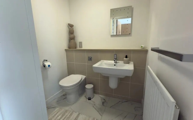 Central M K 2-bedroom Apartment, Sleeps 4, Parking