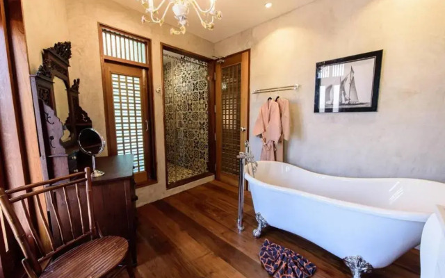Rimrabeang Amphawa Cafe and Suite