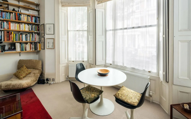 Sleek Simple & Peaceful 1Bd Flat Kensington