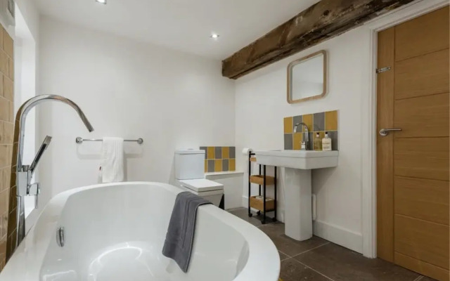 The Warehouse Loft - Trendy Converted Warehouse 3bdr