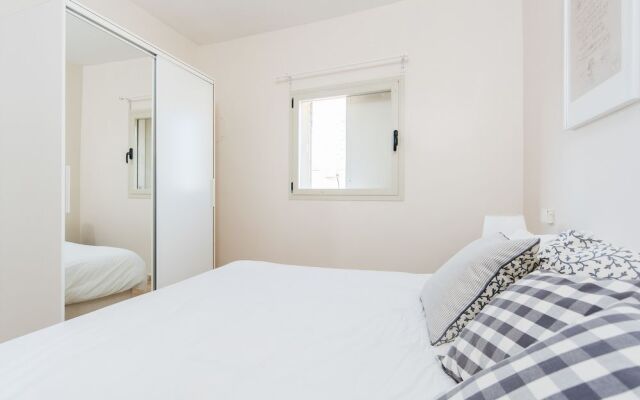 Spacious Duplex with Terrace 3-min From the Beach