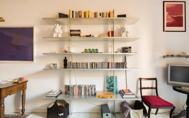 Reginella White Apartment