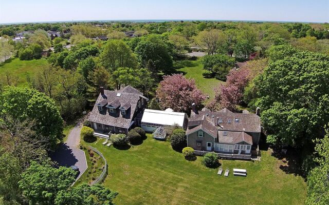 Village Latch Inn Hotel