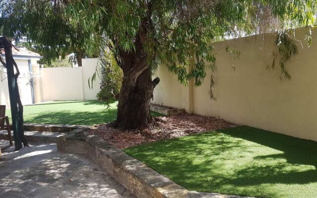 Cottesloe Beach Villa With Large Courtyard Sleeps 4