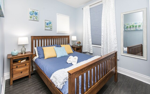 Newly Renovated - 2BR - Steps to Little Italy