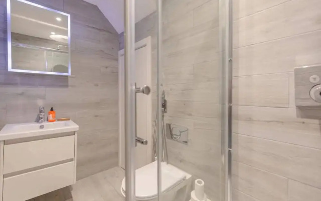 Sleek & Spacious 2BD Flat - Clapham